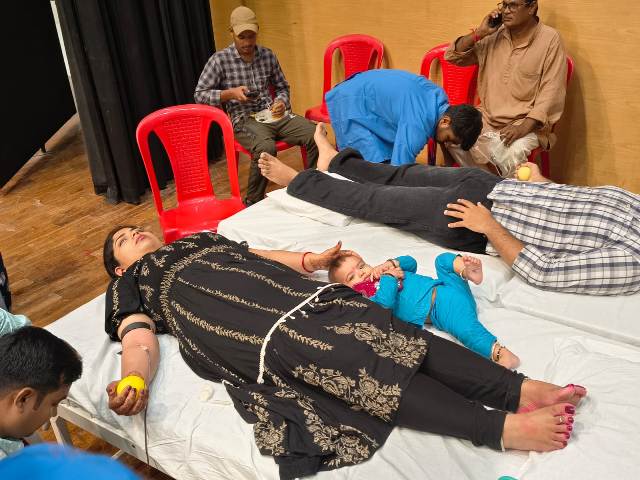 Blood donation at Krishna Raj Kapoor Auditorium- Shaheed Bhagat Singh Seva Samiti Rewa